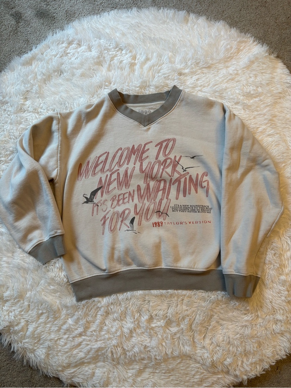 Taylor Swift 189 Beige V‑Neck Pullover “Welcome to New York”